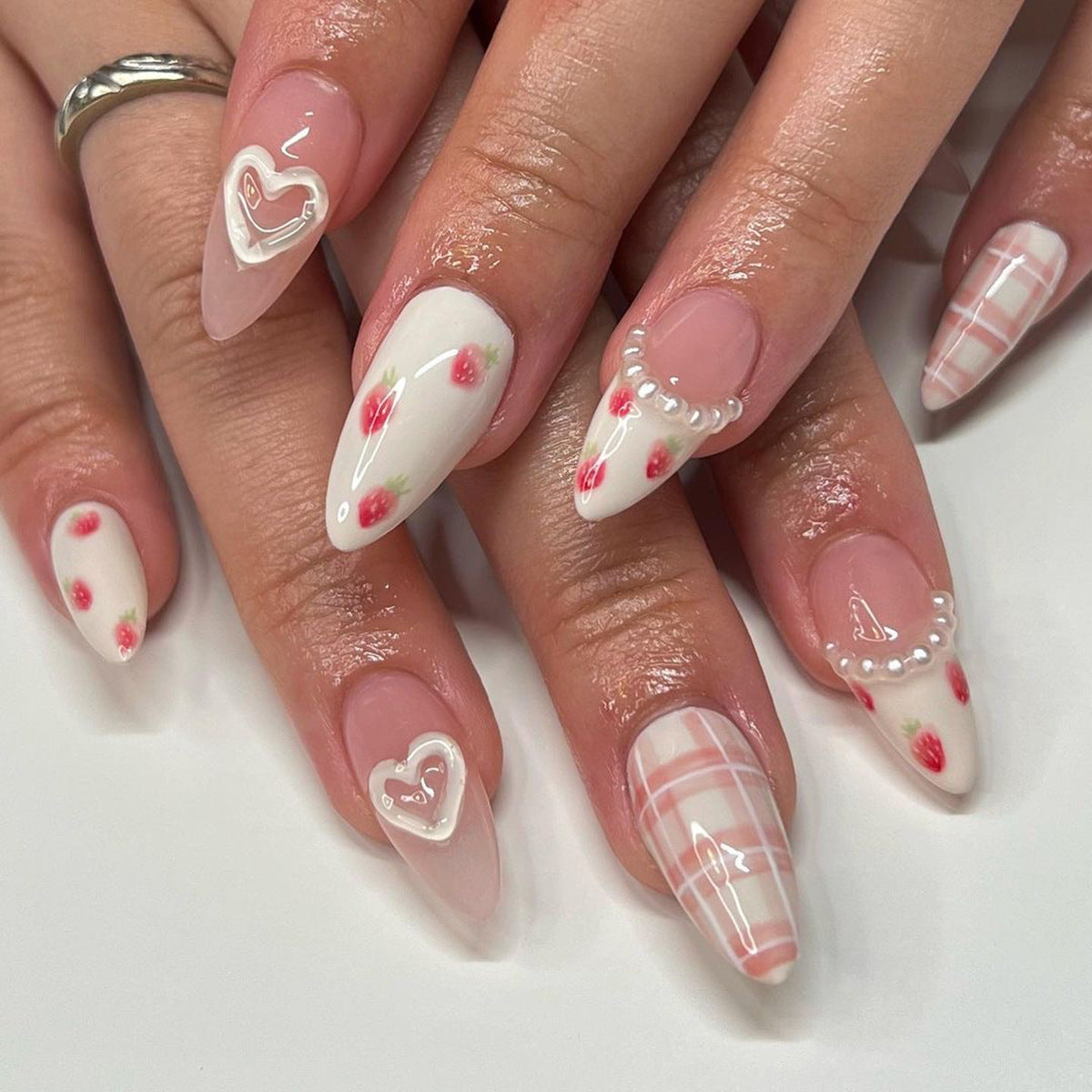 24PCS MEDIUM ALMONDS STRAWBERRY PRESS ON NAILS