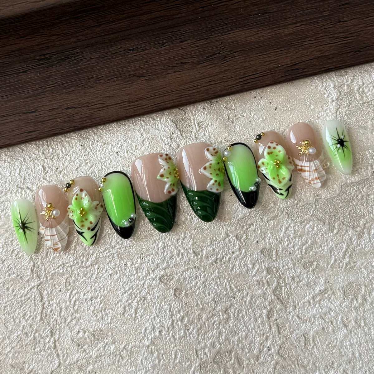 THE WIZARD OF OZ-3D FLOWER TEN PIECES OF HANDCRAFTED PRESS ON NAIL