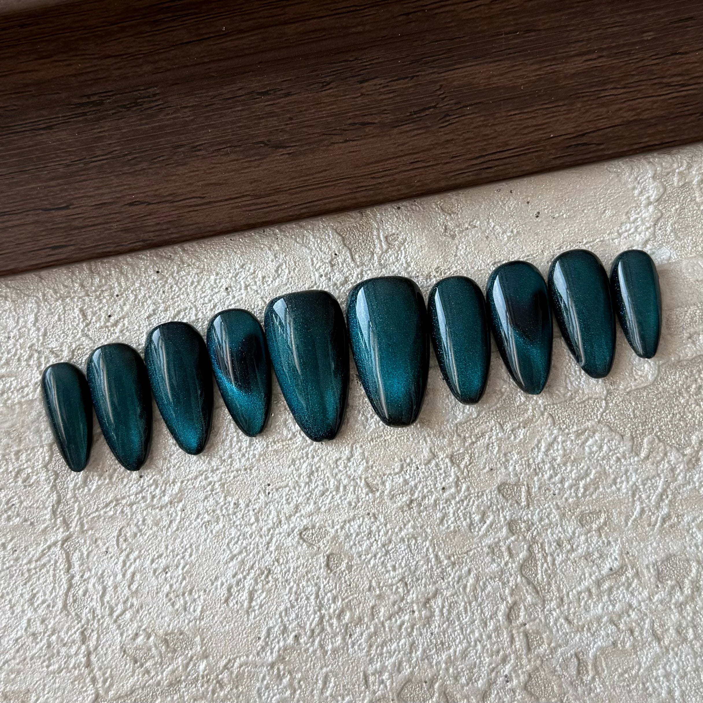 EMERALD-TEN PIECES OF HANDCRAFTED PRESS ON NAIL