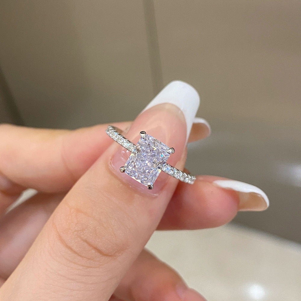 Winziger Ring aus Sterlingsilber mit Diamanten